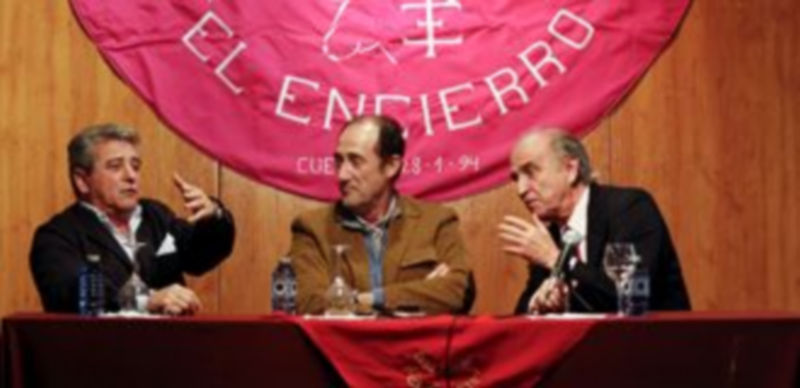 Francisco Salamanca flanqueado por los titulares de la ganadería Marqués de Quintanar. / Gabriel Gómez