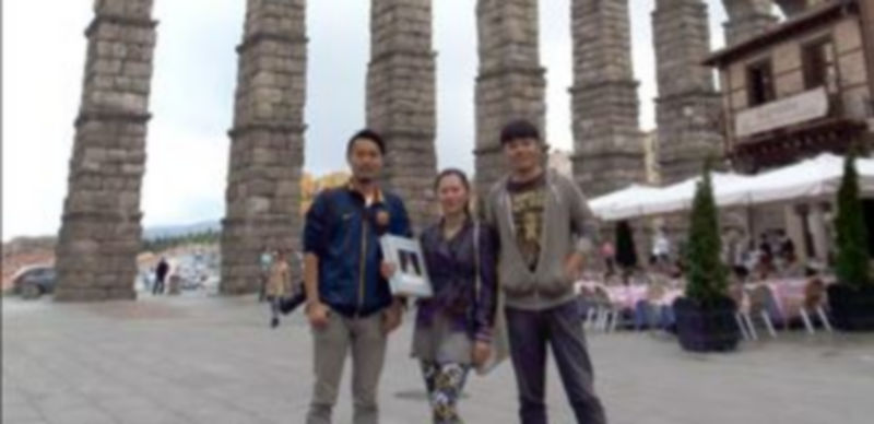 Los tres periodistas invitados posan en el Azoguejo. / E. A.