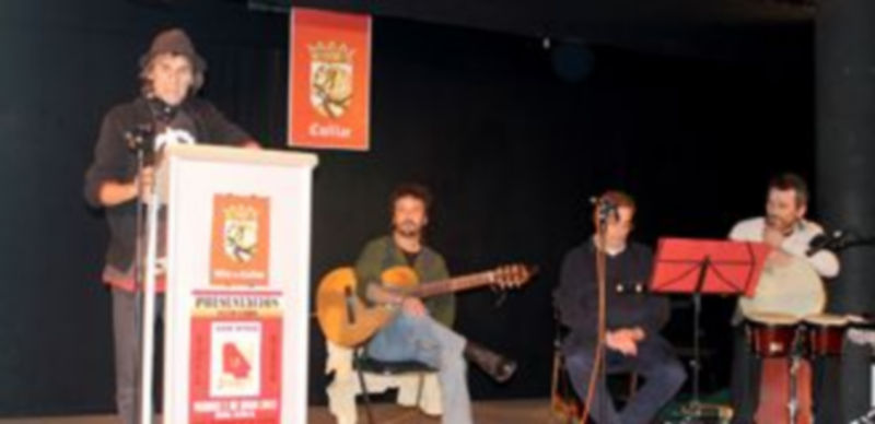 Luis Sanz “Chanh” junto a los músicos que le acompañaron en la presentación. / Nuria Pascual