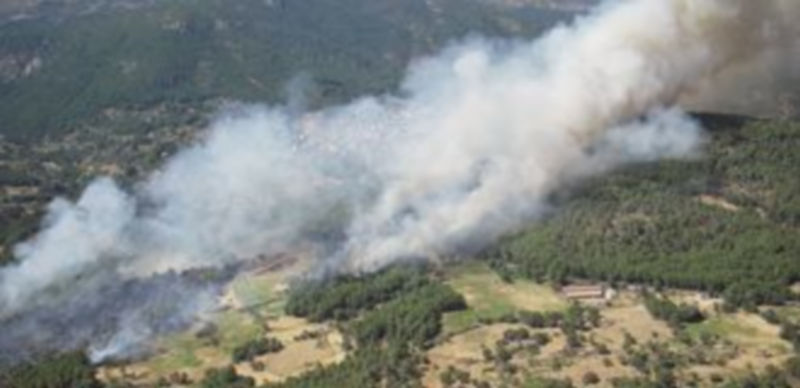 Vista de la cortina de humo tomada desde uno de los helicópteros que participa en el dispositivo. / JCYL