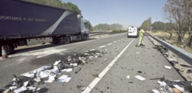 Escenario del accidente en el kilómetro 24 de la A-62 en el que fallecieron dos varones el pasado domingo. / Patricia