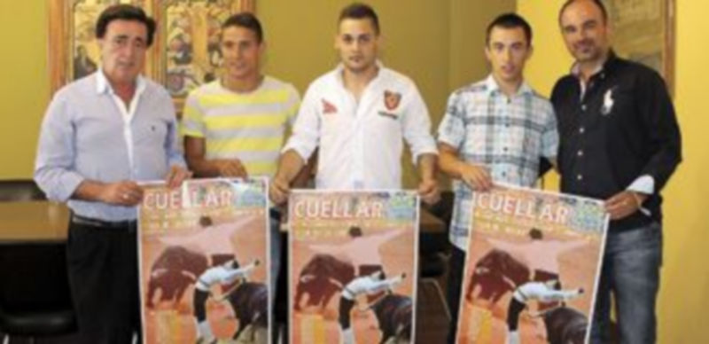 Los cortadores posan junto al representante de la empresa organizadora y el alcalde de Cuéllar/Gabriel Gómez