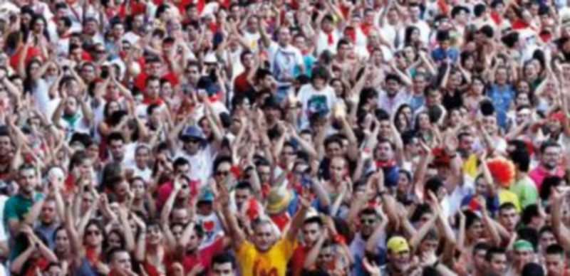 Miles de personas se darán cita hoy en la Plaza Mayor para presenciar y disfrutar del pregón./ Gabriel Gómez