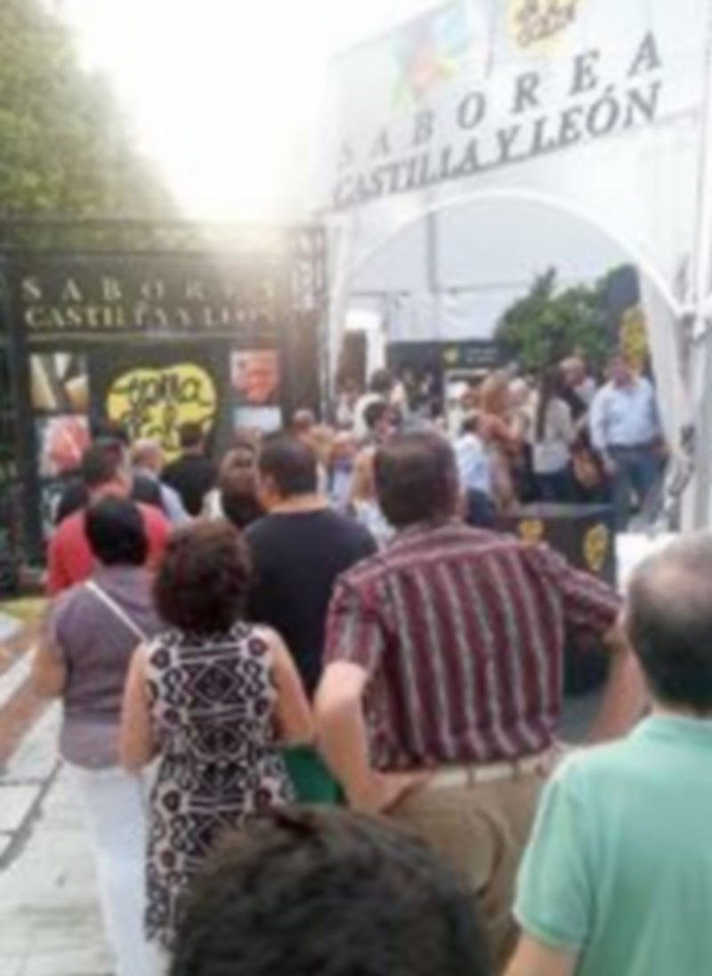 La promoción de Tierra de Sabor en Sevilla alcanza los 100.000 visitantes 1 Colas en los accesos a la carpa de Tierra de Sabor. / Ical