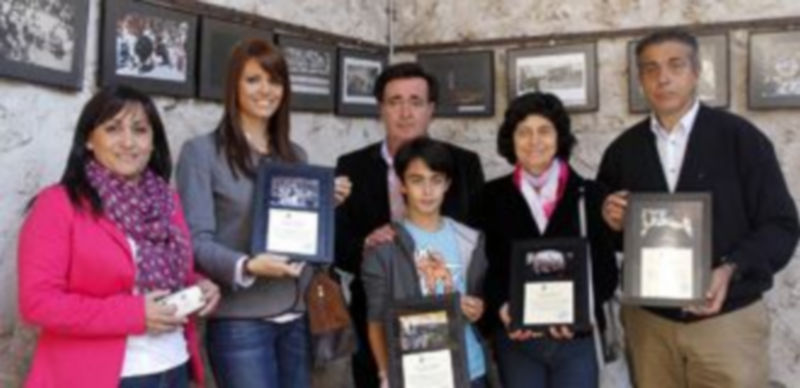 El alcalde y la concejala de Turismo fueron los encargados de entregar los premios. / Gabriel Gómez