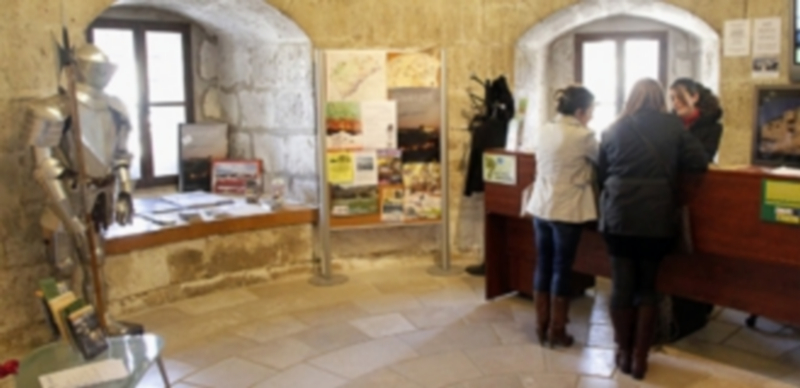 Turismo propone “Regalar Cuéllar” 1 Los interesados pueden ya dirigirse a la Oficina Municipal de Turismo para adquirir estas “Tarjetas Regalo”. / Gabriel Gómez