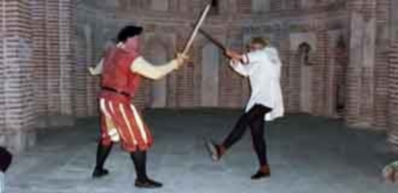 El turismo de la localidad tendrá promociones en otros idiomas 1 Las visitas de los turistas extranjeros se facilitarán con audioguías del castillo en inglés e italiano. / El Adelantado