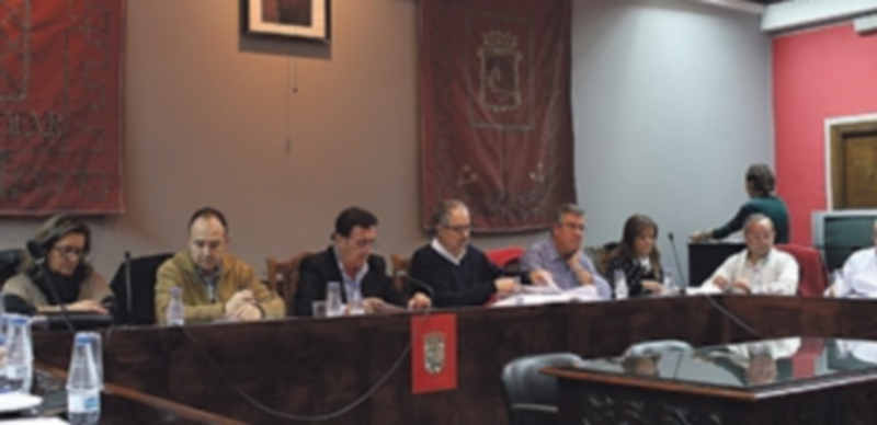 El equipo de Gobierno responde ante las acusaciones de mala gestión. / E.A.