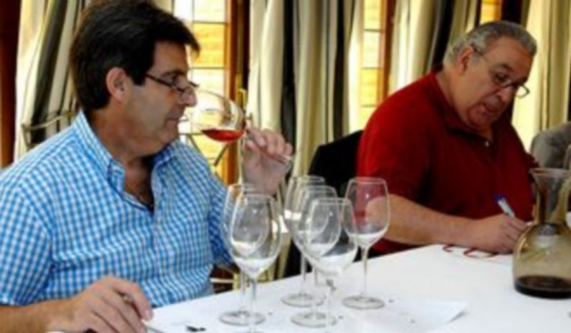 Dos de los catadores prueban y califican uno de los vinos presentados por las bodegas de Valtiendas. /ALBERTO BENAVENTE