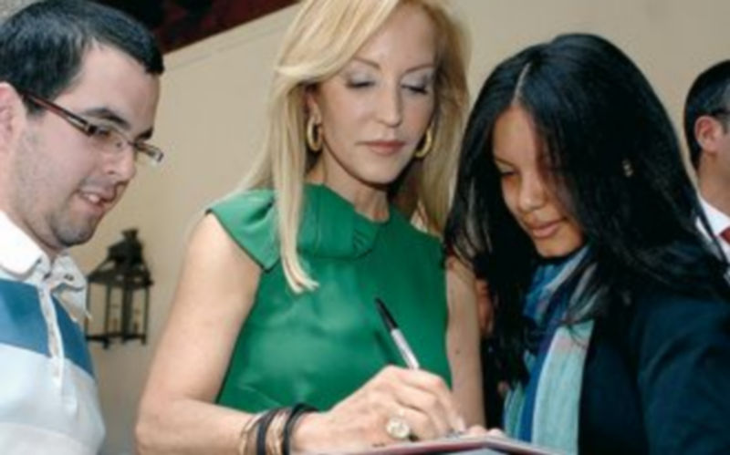 Carmen Lomana firmó autógrafos y se hizo fotografías con los numerosos fans que la acompañaron. /ALBERTO BENAVENTE