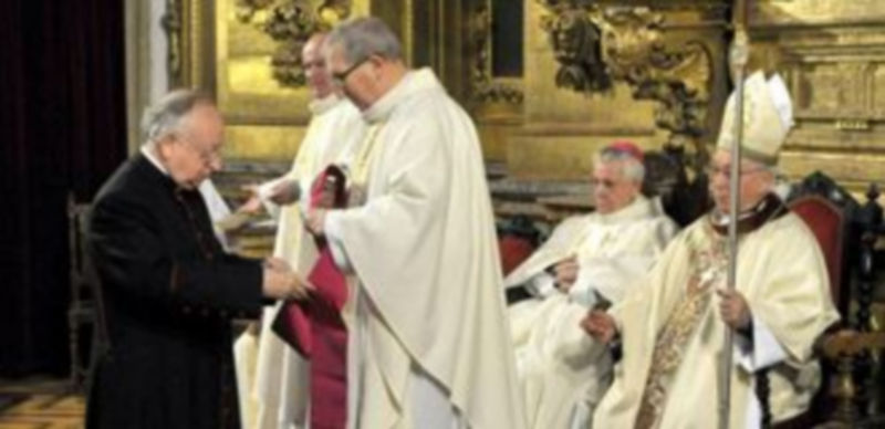 Frechel recibiendo la banda acreditativa de la prelatura honoraria en la misa presidida por el obispo de Segovia
