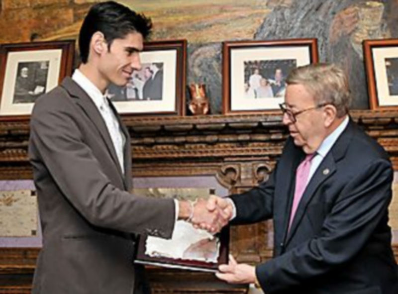 Alberto López entrega el V Tofeo Mesonero Mayor de Castilla a Víctor Barrio. / Alberto Benavente