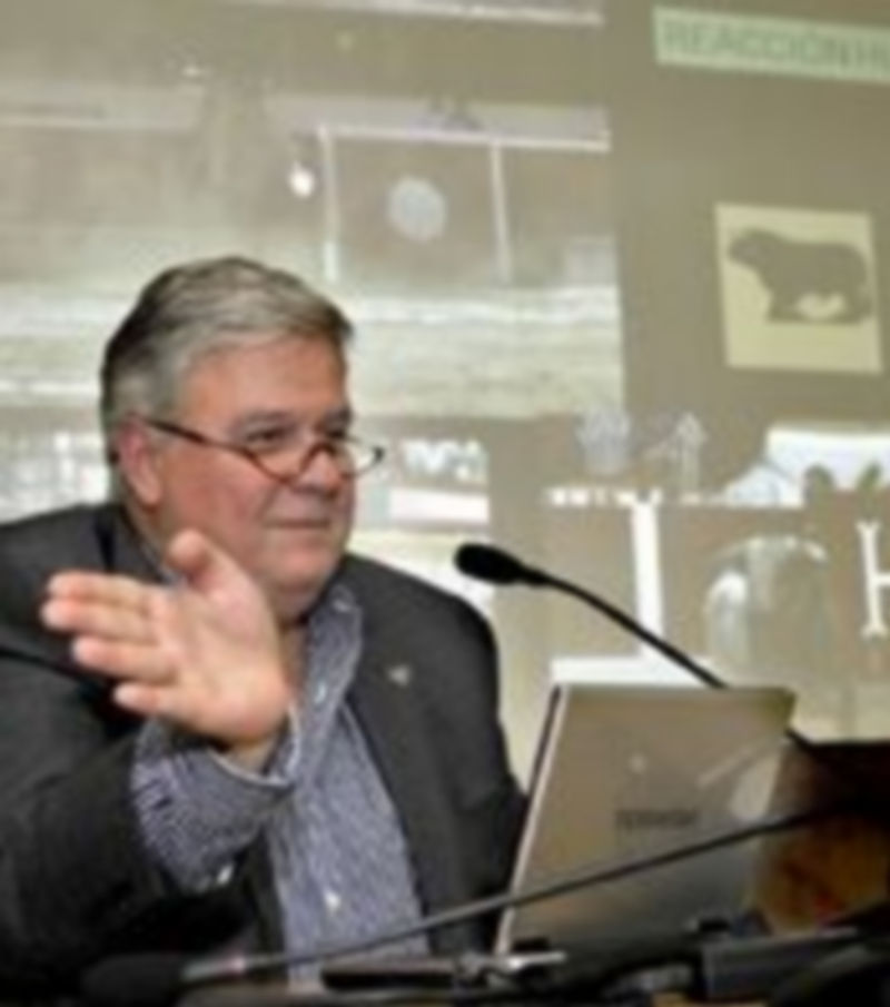 El veterinario Juan Carlos Illera durante su conferencia. / Alberto Benavente