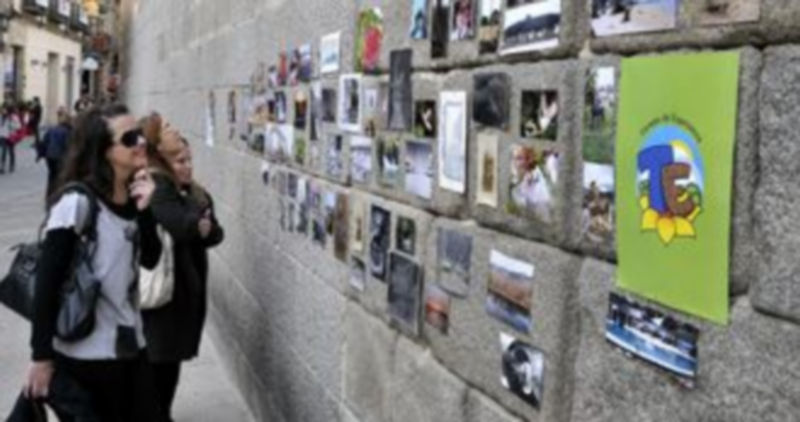 El público se interesó vivamente por la calidad de los trabajos fotográficos presentados./Alberto Benavente
