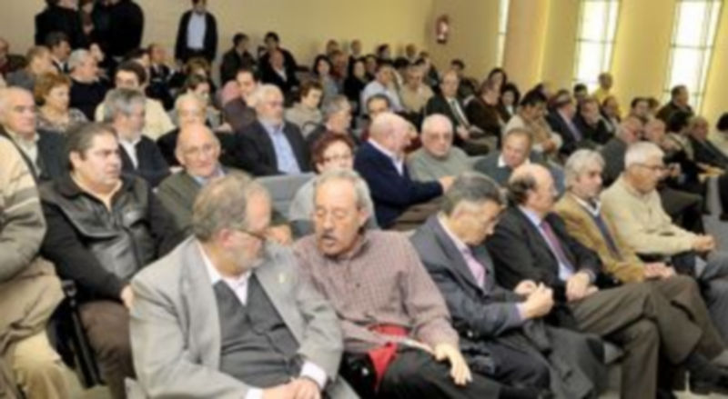 Los alcaldes ocuparon el salón de plenos de la Diputación para la firma de los convenios de la campaña de difusión cultural./ Alberto Benavente