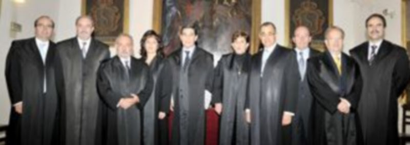 Algunos de los homenajeados ayer con representantes del Colegio de Abogados y de la Audiencia Provincial. / A. Benavente