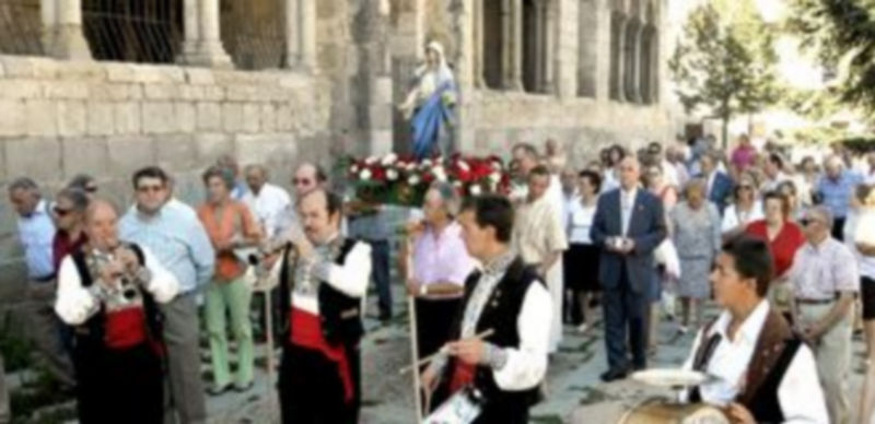 Los miembros de la Asociación de Camareros de Segovia sacaron ayer a su patrona en procesión alrededor de la iglesia de San Millán. / Alberto Benavente