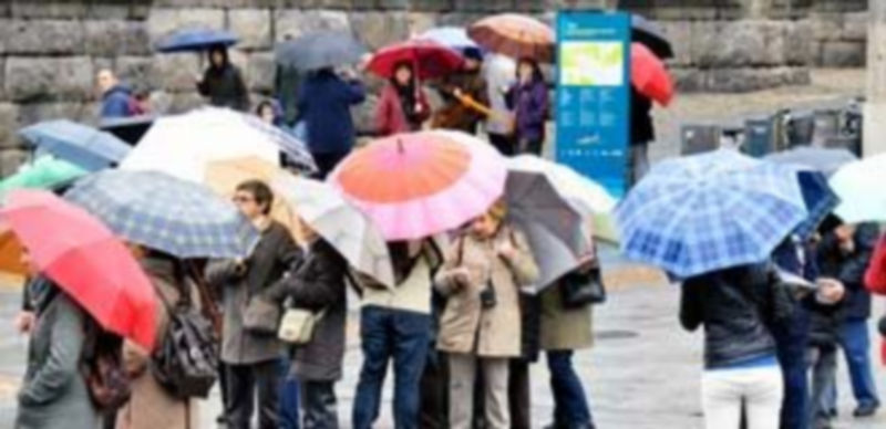 El paraguas ha sido un complemento imprescindible para moverse por las calles de la capital segoviana en abril. / Juan Martín