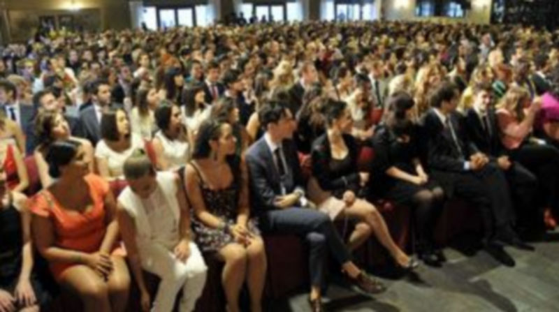 Vista general de la gran sala de la Finca de Duque donde se celebró la ceremonia de graduación