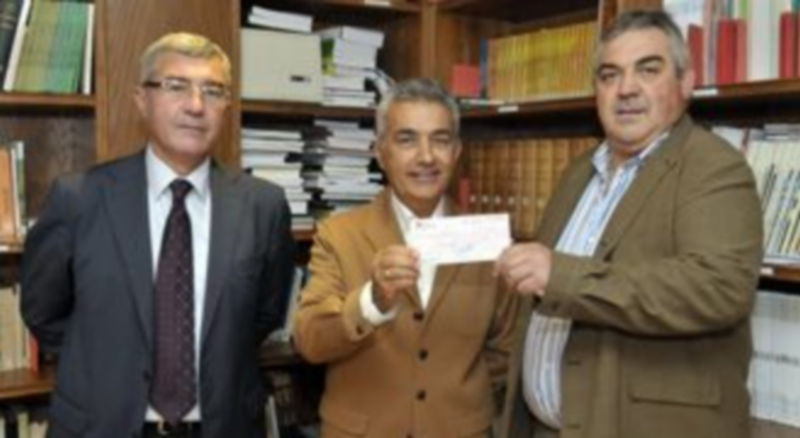 El presidente de APADEFIM flanqueado por el presidente y vicepresidente del Colegio de Veterinarios. / Juan Martín