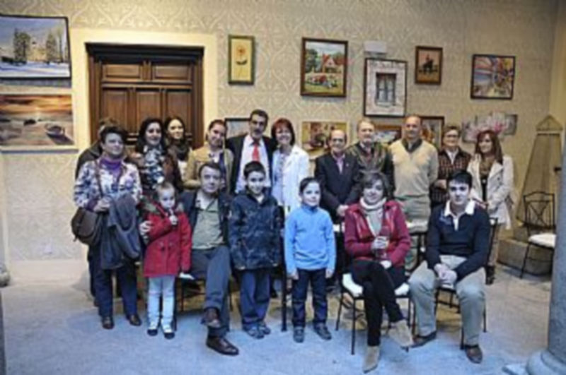 Un grupo de los artistas que exponen en La Floresta posaron así el pasado viernes