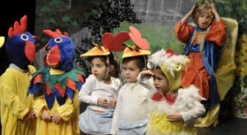 Alumnos de primaria del CEIP Fray Juan de la Cruz escenificaron ayer “El Pollito Pío”. / Juan Martín