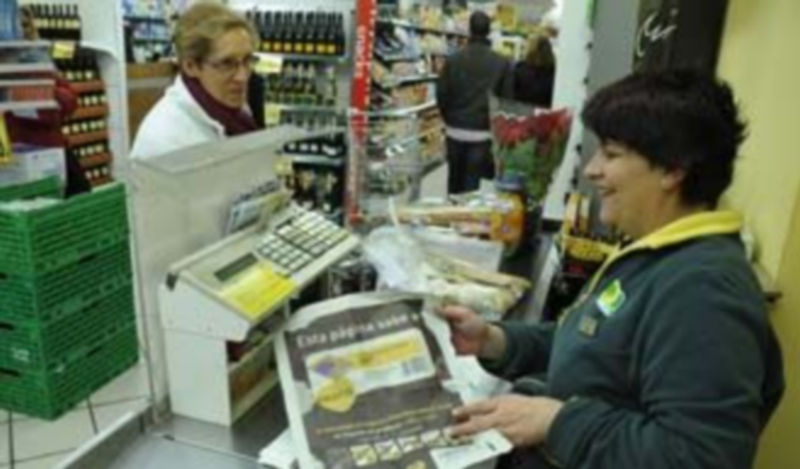 Las cajeras de Supermercados El Árbol tuvieron ayer mucho trabajo en el primer día de la campaña de promoción junto al diario. /JUAN MARTÍN