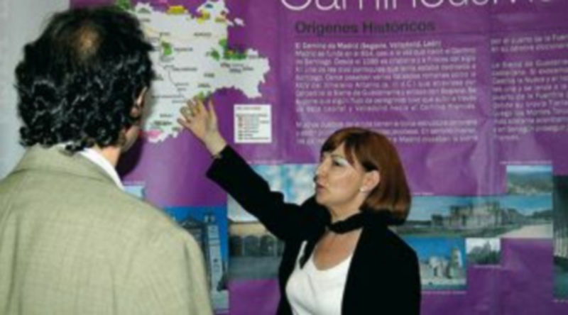 El alcalde Pedro Arahuetes prestando atención a la explicación de uno de los paneles de la exposición / Cris Muro de Zaro