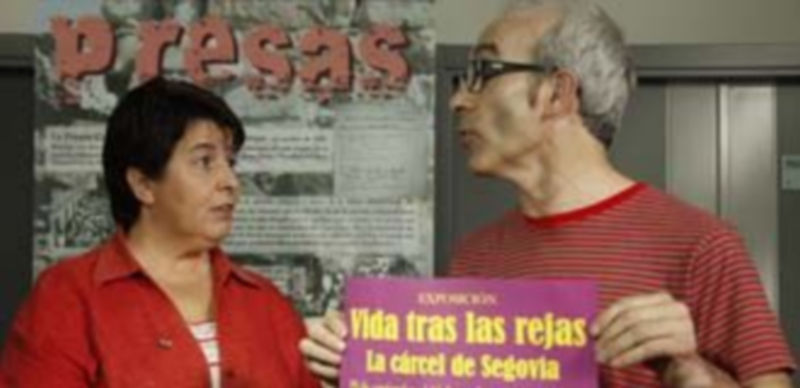 Clara Luquero charla con Santiago Vega en la presentación de la exposición ‘Vida tras las rejas’. / Diego de Miguel