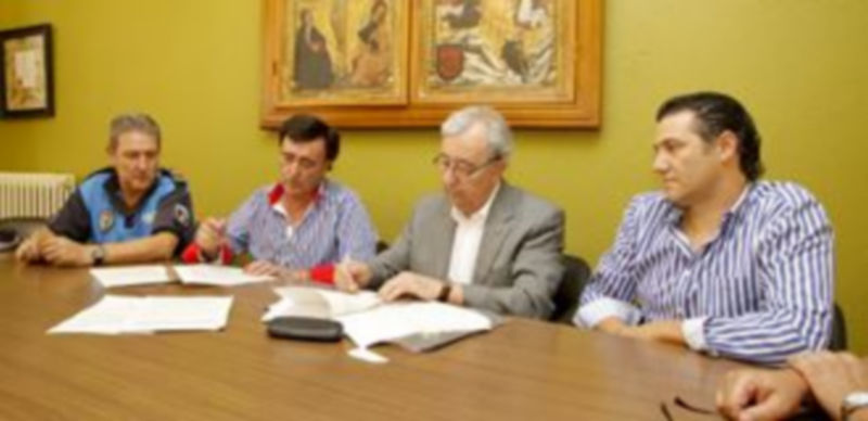Representantes municipales y de la DGT durante la firma del convenio en la sala de comisiones. / Gabriel Gómez