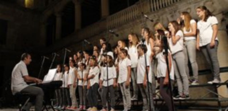 El Coro juvenil Snagus durante su actuación en el Patio de Armas del Castillo de la villa / Gabriel Gómez