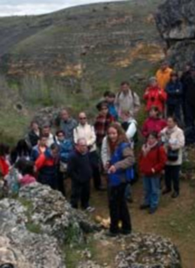 La paleontóloga Nohemí Sala explica la cueva de la Zarzamora a un grupo