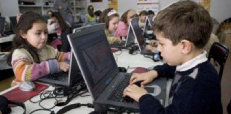 Imagen de archivo de un aula con alumnos de Enseñanza Primaria realizando trabajos y prácticas con ordenadore./ICAL