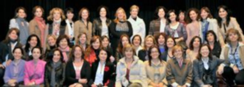 Las alumnas de la promoción de 1983/194 se subieron al escenario del salón de actos de colegio Jesuitinas donde cuando eran niñas participaron en festivales./Kamarero