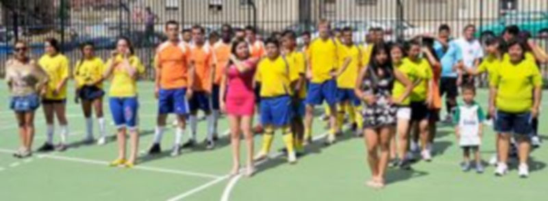 Los distintos equipos que participan en el torneo posan junto con sus respectivas madrinas.  / Kamarero.