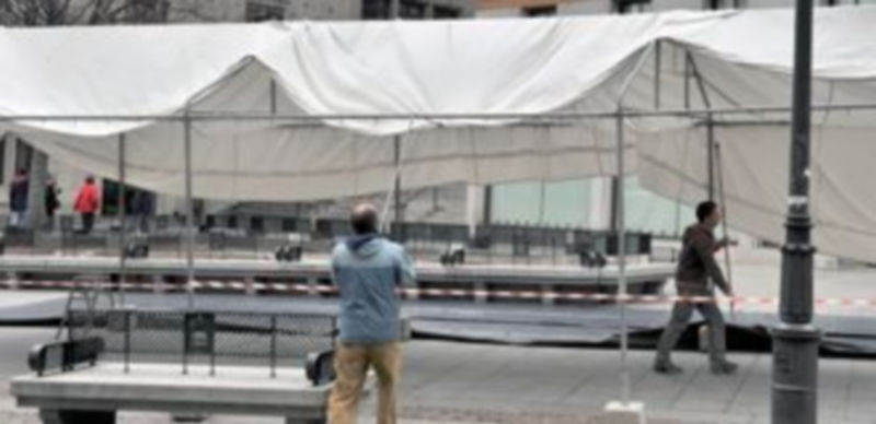 Trabajos de instalación de las carpas que a partir de mañana albergarán la muestra de cerámica ARCE 2011. / Kamarero