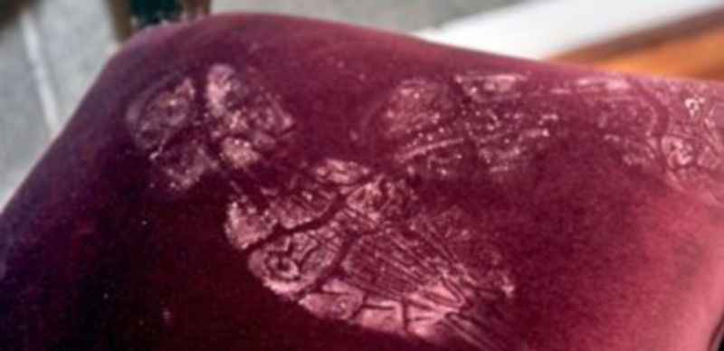 Las huellas dejadas sobre una silla todavía no han podido ser identificadas por los investigadores. / Kamarero