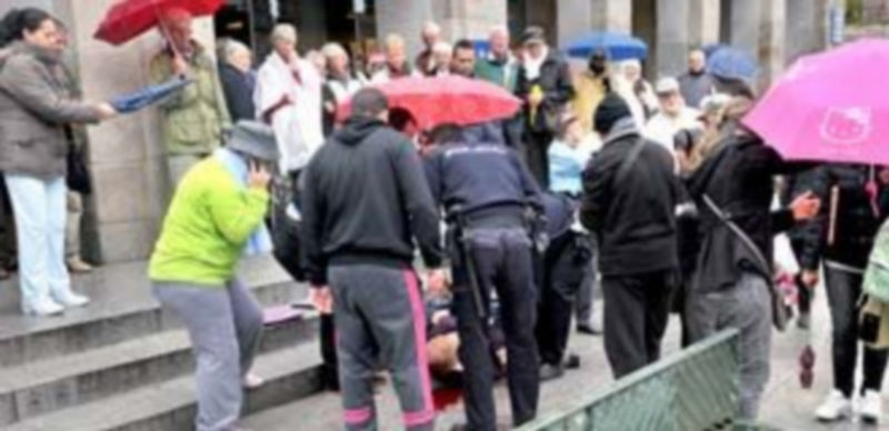 Uns mujer fue atendida junto a las escaleras del Centro de Recepción de Visitantes. / Kamarero