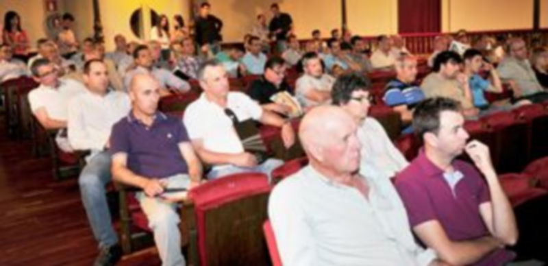El salón de butacas del Teatro Juan Bravo acogió a numerosos ganaderos procedentes de toda la provincia. / kamarero