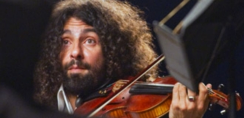 Ara Malilkian durante un concierto de las velas en Pedraza. / Kamarero