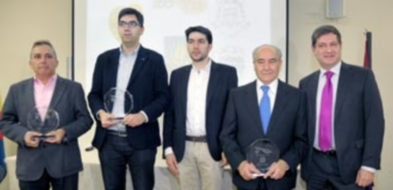 Los responsables de las empresas ganadoras a los mejores jamones de 2015. / Kamarero