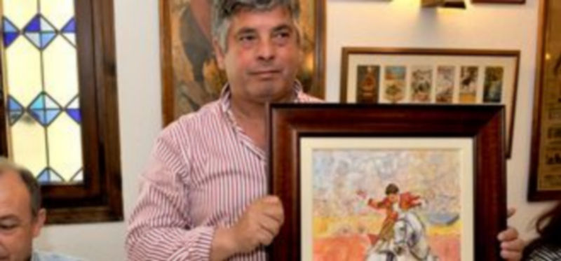 Joao Moura exhibe el óleo de Lope Tablada que recibió como obsequio por su participación./KAMARERO