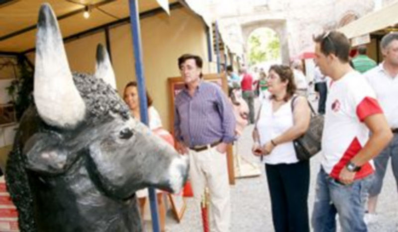 El alcalde y la concejala de Cultura recorriendo los stands junto a miembros de la asociación El Encierro./ Gabriel Gómez