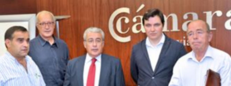 Los miembros de la junta directiva y el presidente de ASFOSE en la rueda de prensa de la Cámara de Comercio. / Kamarero