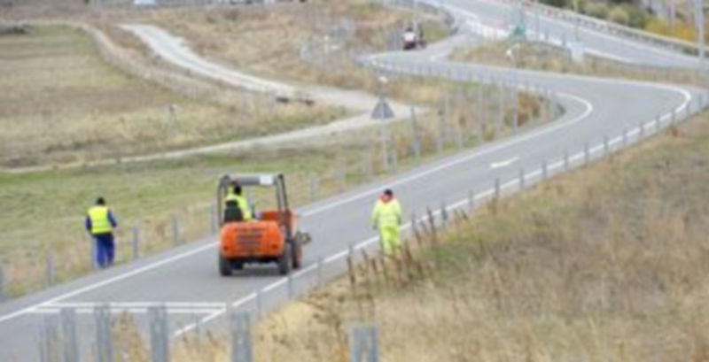 Las máquinas trabajan en el levantamiento de la primera carretera que se construyó para llegar a la esatción del AVE. / Kamarero