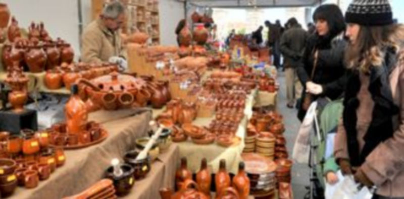 En la feria conviven con mutuo respeto la alfarería tradicional y las creaciones artísticas más vanguardistas./Kamarero