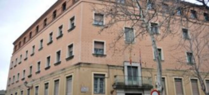 El consejero de Sanidad no ofreció ninguna respuesta sobre el futuro del Hospital Policlínico./Kamarero