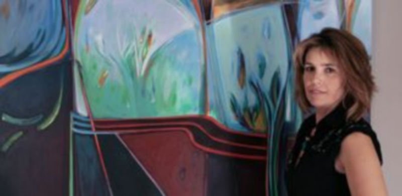 María Rubio Cerro posa junto a una de sus obras expuestas en la galería La Reja. / Lara Mazagatos