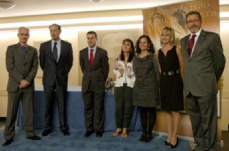 Los médicos premiados por sus trabajos posan con el presidente del Colegio y el responsable de la Fundación. / Leo Valdez