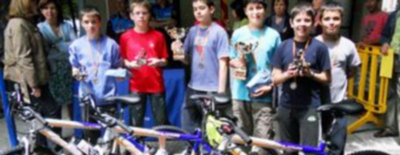 los ganadores en las categorías individual y por equipos posan con sus trofeos y premios. / M.G.